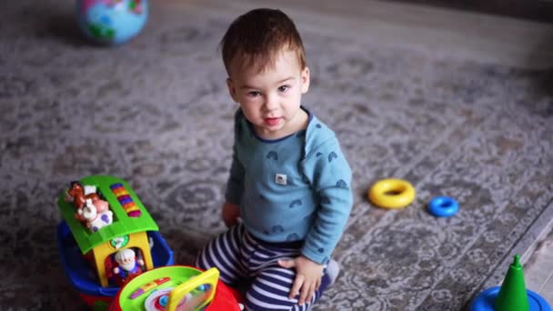 Niedliche Kaukasische Kleinkind Spielt Mit Spielzeug Auf Dem Boden Kind — Stockvideo
