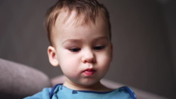 달콤한 아름다운 아이는 장난감에 초점을 맞췄다 조용한 코카서스 아이의 초상화 — 비디오