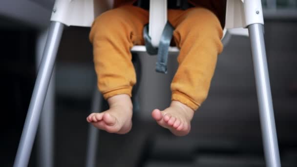 Pés Descalços Adoráveis Bonitos Uma Criança Sentada Cadeira Alimentação Bebê — Vídeo de Stock