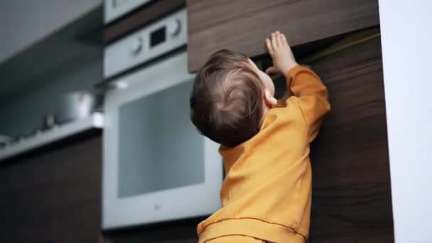 Прекрасна Мила Дитина Вивчає Кухню Хлопчик Тягне Двері Відкритими Дивлячись — стокове відео