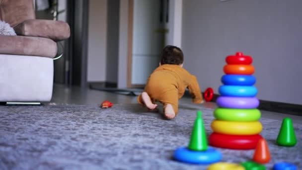 Pequeño Niño Arrastra Rápidamente Por Habitación Para Llegar Juguete Niño — Vídeos de Stock