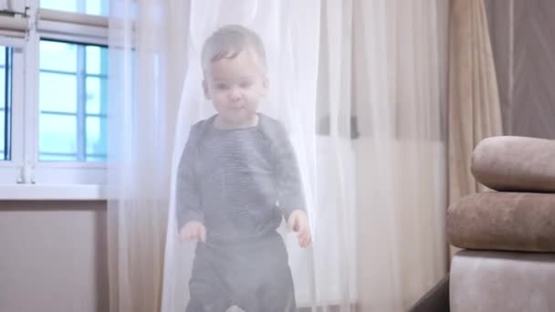 Verspielter Kleiner Junge Der Sich Hinter Dem Vorhang Versteckt Liebenswertes — Stockvideo