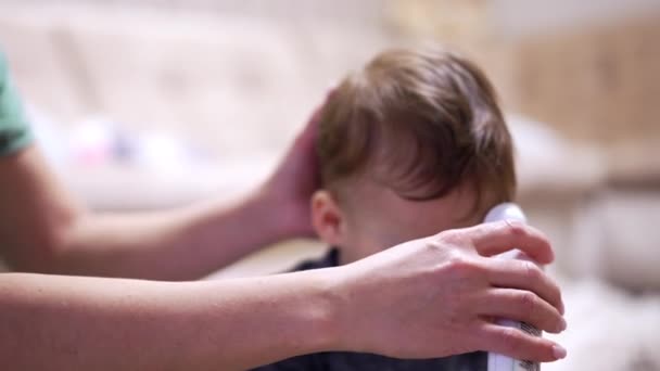 Vårdande Mamma Mäter Barnets Temperatur Underbar Liten Pojke Sitter Golvet — Stockvideo