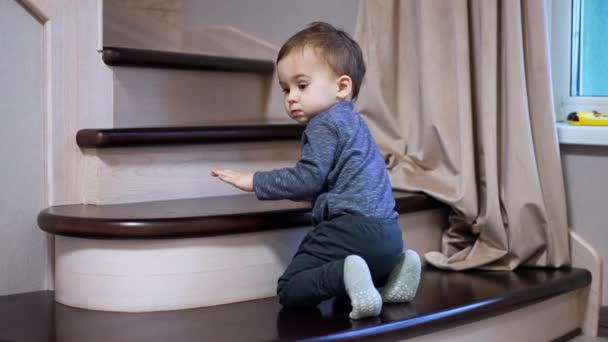 Милий Маленький Хлопчик Спускається Сходах Приміщенні Тодлер Рухається Назад Ретельно — стокове відео