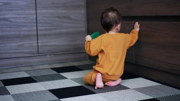 Koyu Saçlı Bebek Yerde Oturuyor Sırtı Kameraya Dönük Bebek Çekmeceyi — Stok video