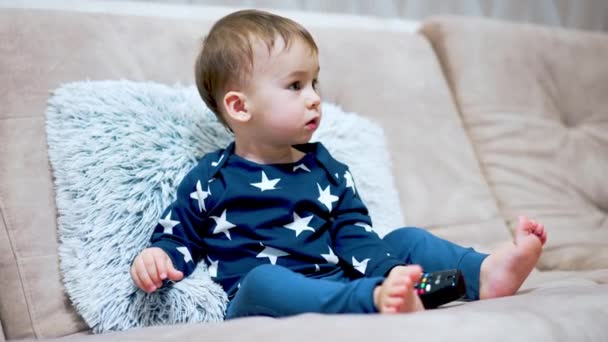 Schöne Kaukasische Kleinkind Sitzt Auf Dem Sofa Netter Kleiner Junge — Stockvideo