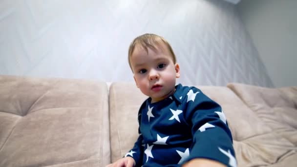 Цікавий Кавказький Малюк Намагається Доторкнутися Камери Малюк Відволікається Щось Вбік — стокове відео