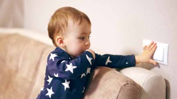 Чарівний Допитливий Малюк Який Грає Світлом Кімнаті Мила Дитина Синій — стокове відео