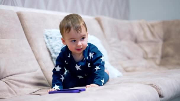 Ruhige Friedliche Kaukasische Baby Sitzt Auf Einem Großen Sofa Liebenswertes — Stockvideo