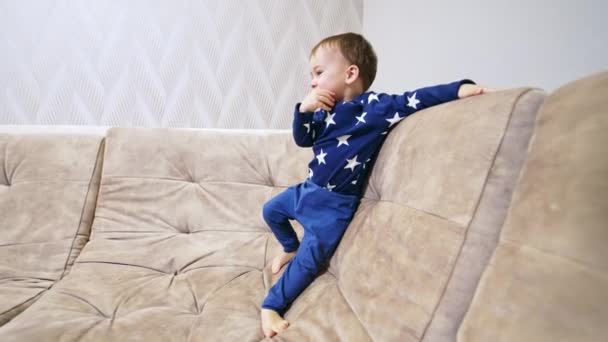 Glückliches Kaukasisches Kind Steht Auf Dem Großen Sofa Auf Dem — Stockvideo