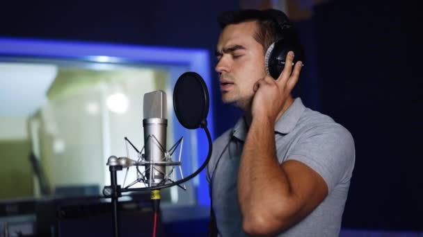 Όμορφος Άντρας Που Φοράει Ακουστικά Και Τραγουδάει Στο Στούντιο Επαγγελματίας — Αρχείο Βίντεο