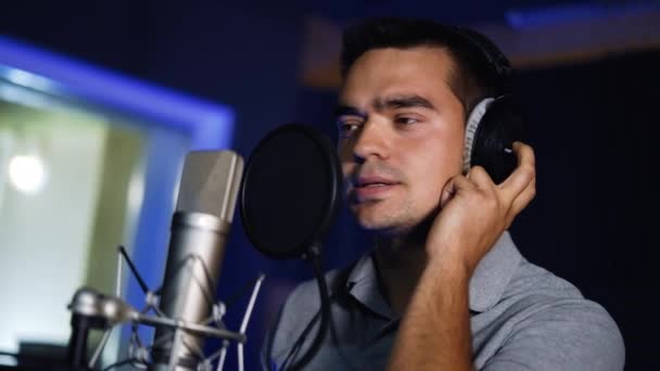 Duygusal Erkek Şarkıcı Karanlık Stüdyoda Şarkı Söylüyor Modern Profesyonel Ses — Stok video