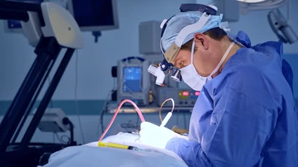 Cirujano Bata Azul Máscara Gafas Dispositivo Realiza Neurocirugía Doctor Trabajando — Vídeos de Stock