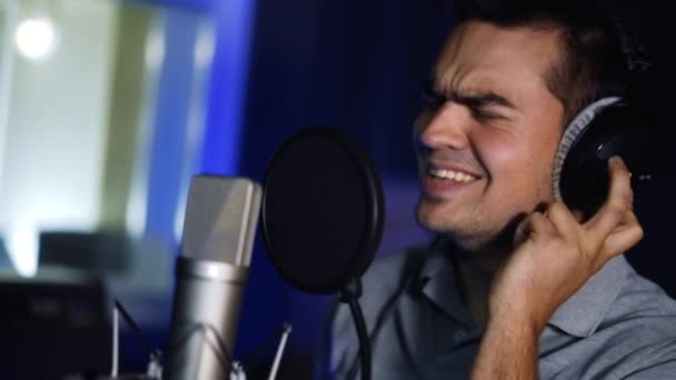Άνθρωπος Κλείνει Μάτια Κατά Διάρκεια Συναισθηματικής Παράστασης Τραγουδιού Στο Στούντιο — Αρχείο Βίντεο