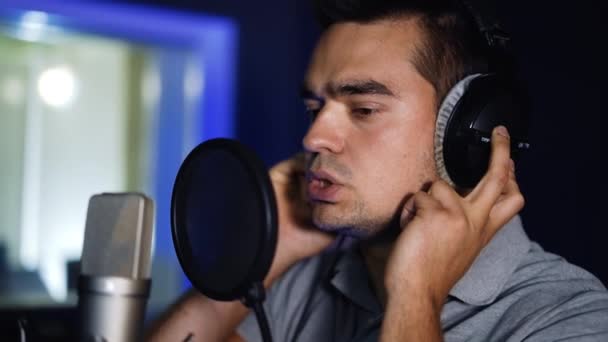 Aufnahme Eines Songs Professionellen Studio Porträt Eines Kaukasischen Sängers Mit — Stockvideo