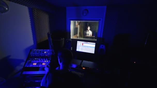Μουσικός Μηχανικός Κάθεται Σκοτεινό Στούντιο Μπροστά Από Τον Πίνακα Ήχου — Αρχείο Βίντεο