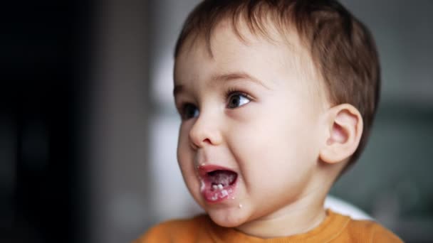 Criança Adorável Sendo Impertinente Durante Alimentação Rapaz Abre Boca Manchada — Vídeo de Stock