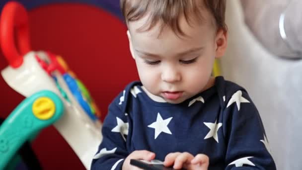 Criança Encantadora Camisa Azul Com Estrelas Brinca Com Seus Brinquedos — Vídeo de Stock