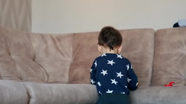 Chlapeček Doma Aktivní Čas Krásné Batole Pohybuje Kolem Pokoje Podél — Stock video