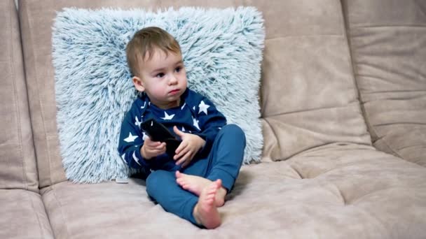Schöne Kaukasische Kind Sitzt Ruhig Auf Dem Sofa Auf Weichen — Stockvideo