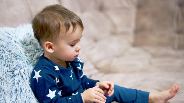 Neugieriges Kaukasisches Kleinkind Das Friedlich Mit Einer Fernbedienung Des Fernsehers — Stockvideo