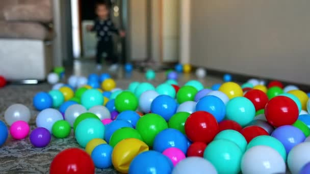 Маленький Ребенок Входит Комнату Малыш Тоддлер Останавливается Удивленный Множеством Мячей — стоковое видео