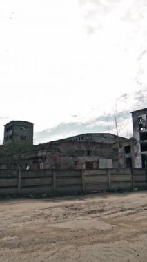 Terk edilmiş sanayi binası. Eski bir fabrikanın harabeleri Dikey video