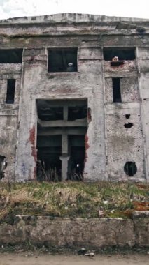 Terk edilmiş sanayi binası. Eski bir fabrikanın kalıntıları. Dikey video