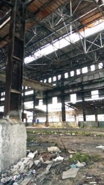 Eski harabe binanın içinde çökmüş çatısı ve çimlerle kaplanmış, felaket ya da deprem sonuçları, dikey video