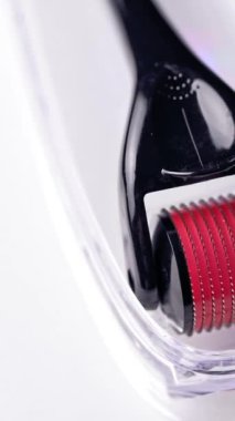 Tıbbi mikro iğne terapisi için Dermaroller. Derma silindiri, mesoroller, meso-roller, mezopen olarak da bilinir. Dikey video