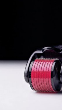 Tıbbi mikro iğne terapisi için Dermaroller. Derma silindiri, mesoroller, meso-roller, mezopen olarak da bilinir. Dikey video