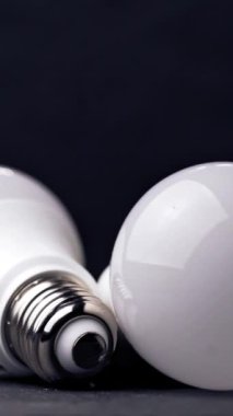 Oturma odaları için elektrik lambaları yakmak LED ve parlak ampuller masanın üzerinde dikey video yalan
