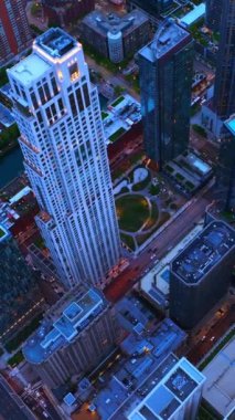Şikago 'nun gece ışıklarının nefes kesen manzarası. İnanılmaz gökdelenleri olan güzel bir şehir merkezi. Havadan bakış açısı. Dikey video