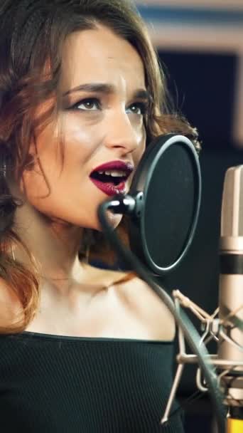 Tânără Brunetă Care Înregistrează Cântec Sau Album Într Studio Profesionist — Videoclip de stoc