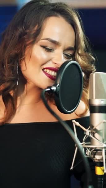 Bela Cantora Brincalhona Microfone Profissional Estúdio Áudio Mulher Atraente Cantando — Vídeo de Stock