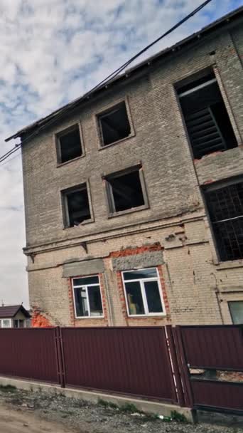 被遗弃的工业建筑 旧工厂的废墟 垂直录像 — 图库视频影像