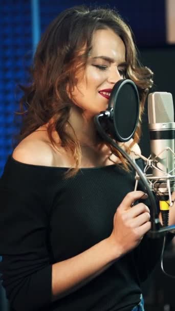 Belle Chanteuse Avec Joli Sourire Debout Microphone Sur Fond Studio — Video