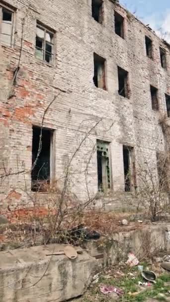 旧的工业大楼需要拆除 被废弃的大型工厂机库或仓库 垂直录像 — 图库视频影像