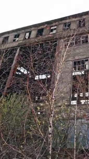 被遗弃的工厂 一个污染严重的工厂的废墟垂直录像 — 图库视频影像