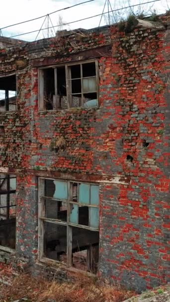廃棄された工場の建物 破壊の概念 航空ビュー 垂直ビデオ — ストック動画