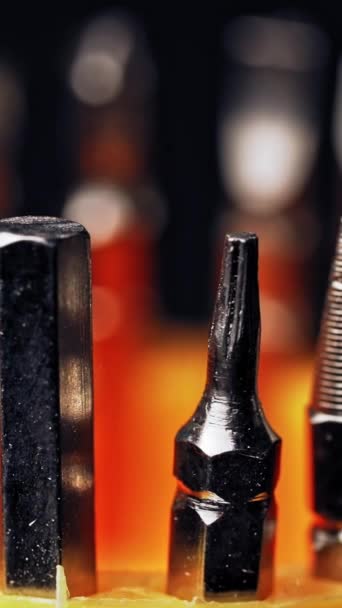 不同类型的金属钢头和可互换螺丝刀零件垂直视频 — 图库视频影像