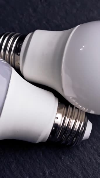 Энергосберегающая Лампочка Черном Фоне Вертикальное Видео — стоковое видео