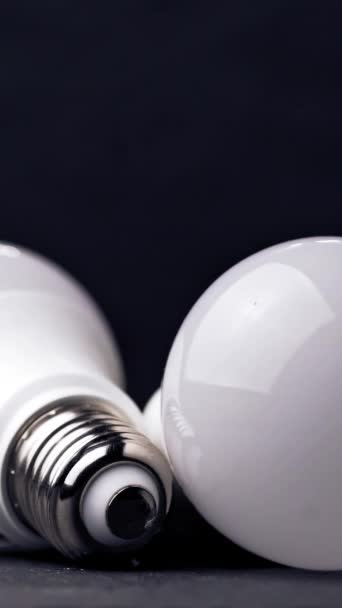Elektrische Lampen Voor Woonkamers Led Gloeilampen Close Liggen Tafel Verticale — Stockvideo