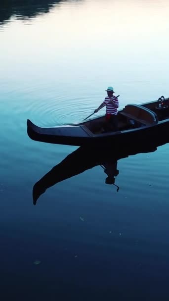 Αεροφωτογραφία Σκάφους Που Επιπλέει Στο Ποτάμι Ηλιοβασίλεμα Μάσκα Ενσάρκωσης Νεαρής — Αρχείο Βίντεο