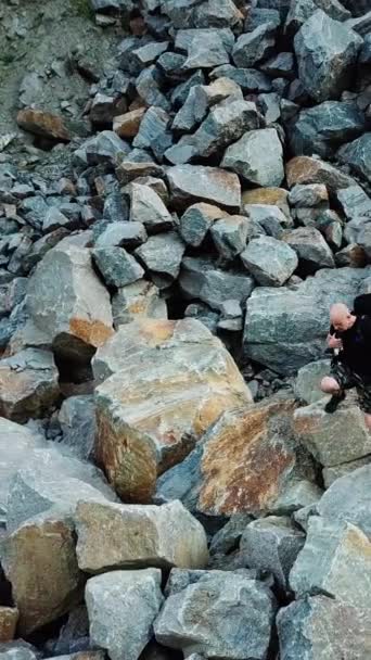 Hiker Man Shorts Black Shirt Big Rucksack Climbing Stones Panoramic — Stock Video