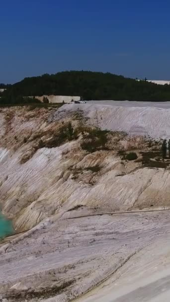 Wzgórze Pochyły Obszar Kamieniołomu Kaolinowego Produkującego Surowe Kaolin Małe Niebieskie — Wideo stockowe