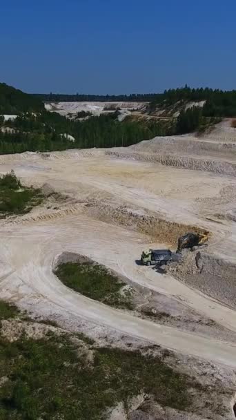 Territorio Desigual Mina Barro Caolín Paisaje Blanco Con Excavadora Cargando — Vídeos de Stock