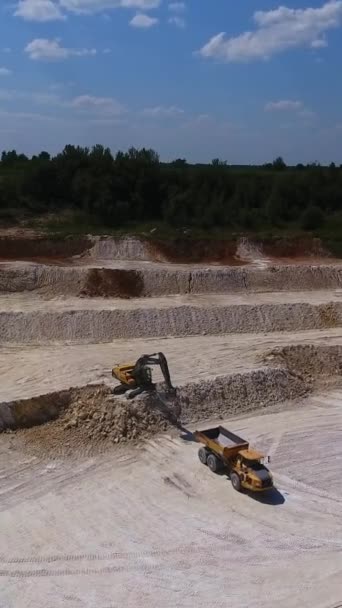 Boş Kamyon Kazıcıya Doğru Geri Gidiyor Kamyon Anki Maden Ocağında — Stok video