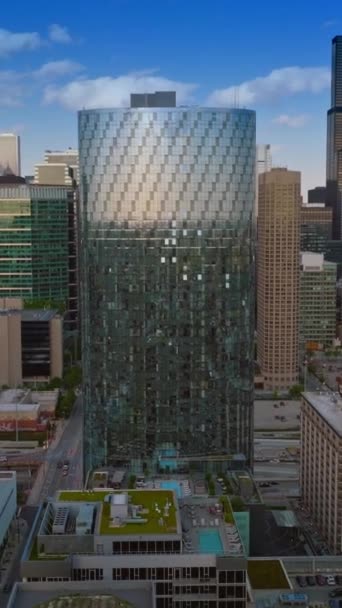 シカゴの都市は昼間の忙しい交通です 青空の背景にある美しい建物のドローン映像 バーティカルビデオ — ストック動画