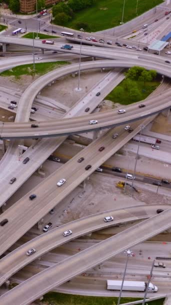 多辆汽车在复杂的公路系统中快速行驶 现代芝加哥的交叉口 顶部视图 垂直录像 — 图库视频影像